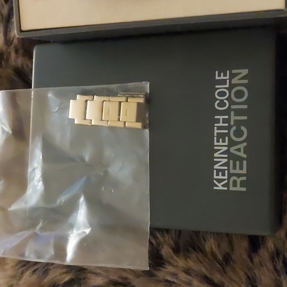 NWOT Kenneth Cole Reaction Womens Watch - Picture 4 of 5